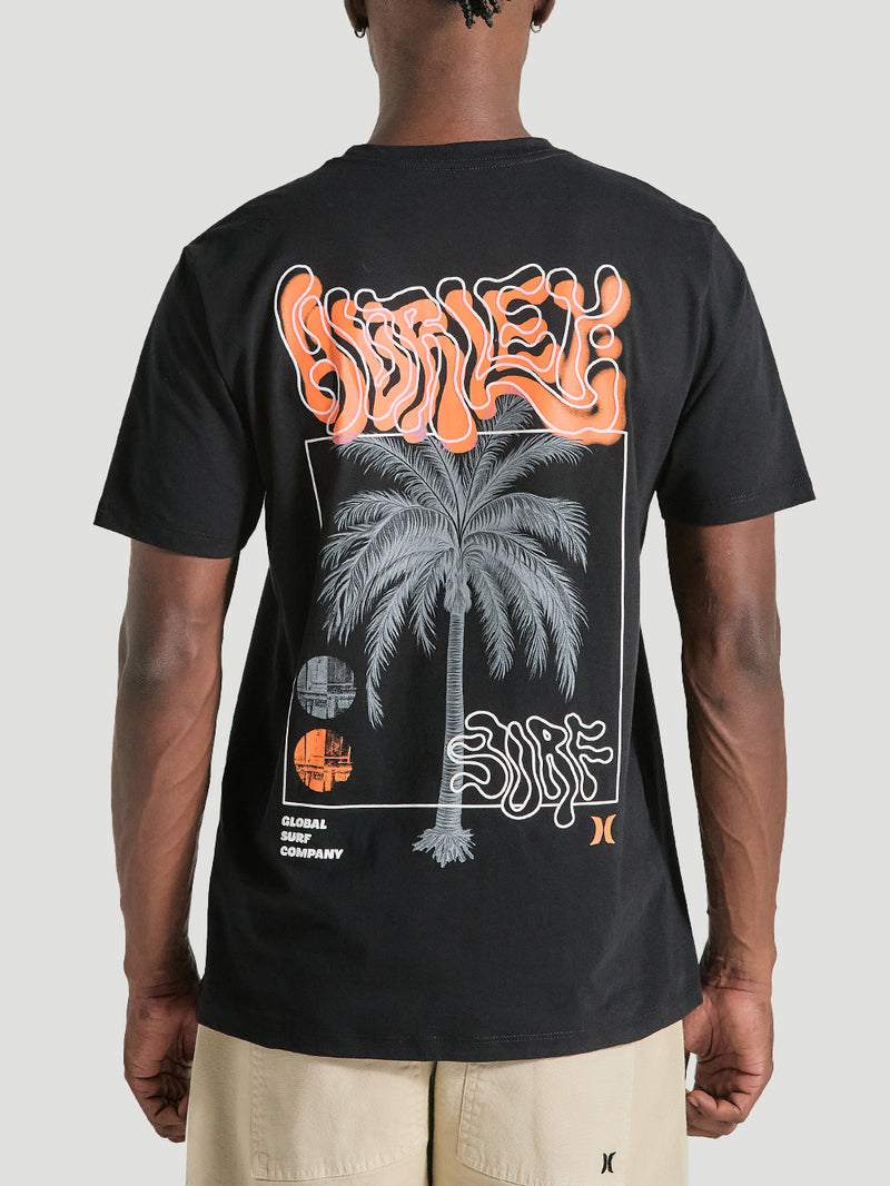 Camiseta preta manga curta estampa destacada nas costas, com um visual marcante e moderno. O design inclui uma palmeira centralizada e elementos gráficos tropicais envoltos em linhas estilizadas. A palavra "Hurley", em fonte laranja psicodélica, e o termo "Surf", complementam o tema.