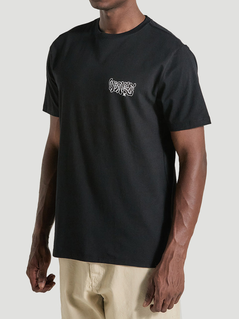 Camiseta preta manga curta estampa relevo branca localizada no lado esquerdo do peito. Design minimalista e moderno.