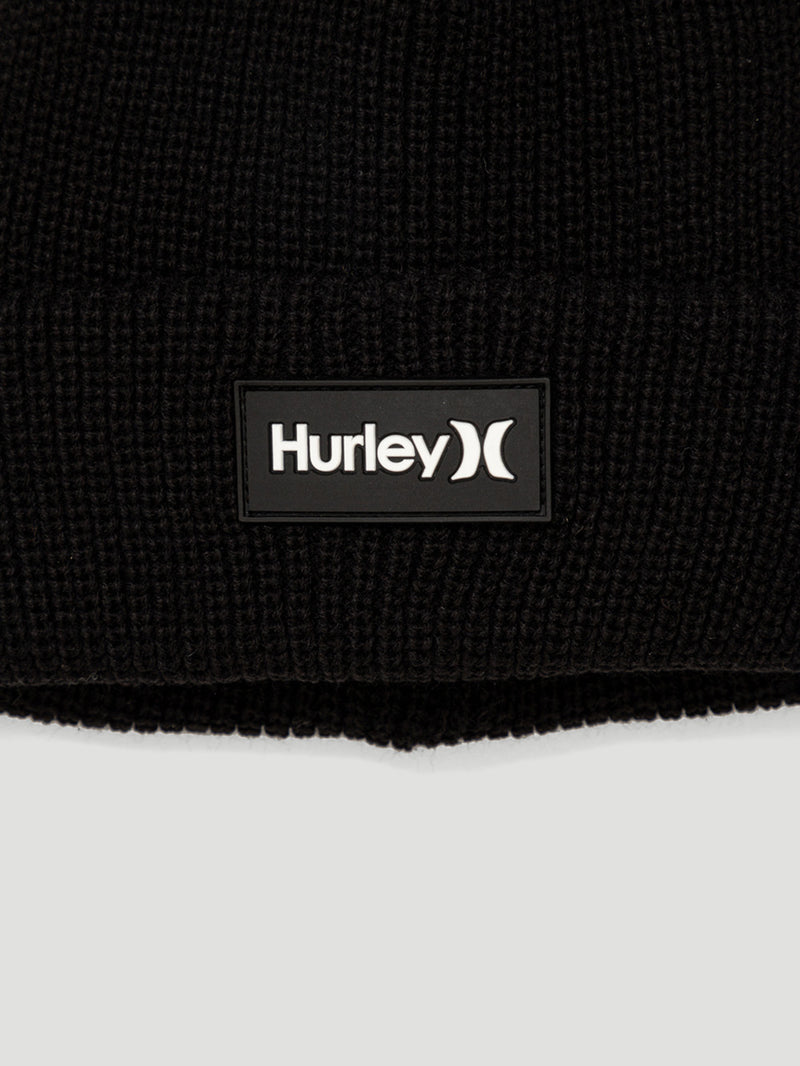 Gorro preto Hurley Stive, tricotado em malha ajustável com dobra frontal. Logo aplicado em destaque na etiqueta frontal.