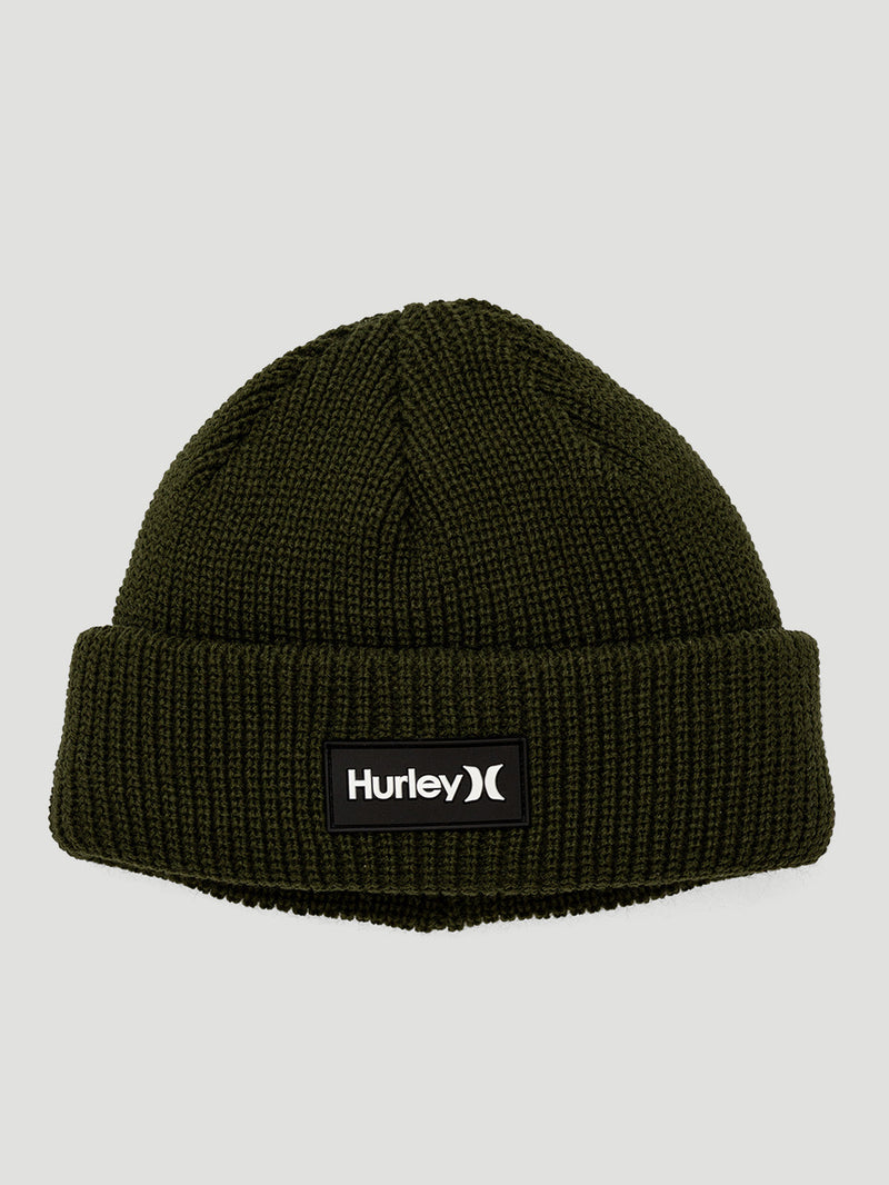 Gorro verde militar Hurley Stive, tricotado em malha com dobra ajustável. Possui etiqueta com logo frontal em destaque.