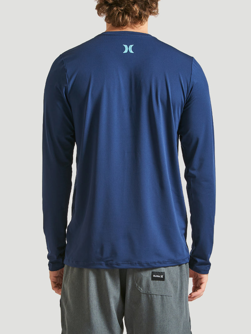 Lycra surf manga longa azul marinho, com logo Hurley azul claro nas costas. Modelo ajustado para maior conforto e proteção em esportes aquáticos.