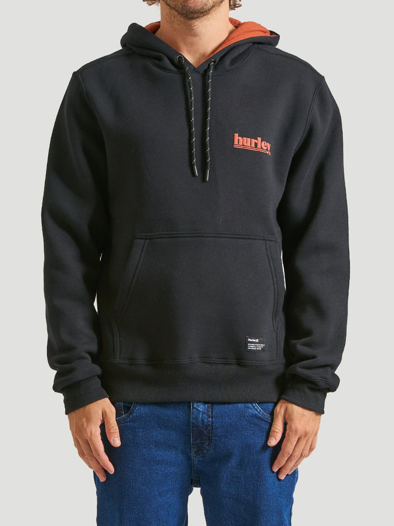 Moletom canguru preto da Hurley, com capuz forrado em tom terroso, bolso frontal e logo discreto no peito. Confortável e estiloso para um visual casual moderno.