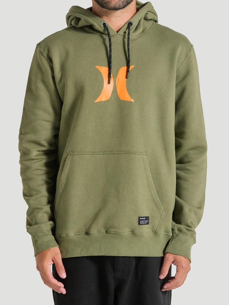 Homem vestindo moletom canguru verde militar básico Hurley, com capuz ajustável, bolso frontal, logo laranja centralizado no peito e acabamento canelado.