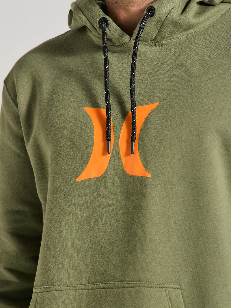 Close de moletom canguru verde militar básico Hurley, com logo laranja centralizado no peito, capuz ajustável com cordões pretos detalhados e bolso frontal.