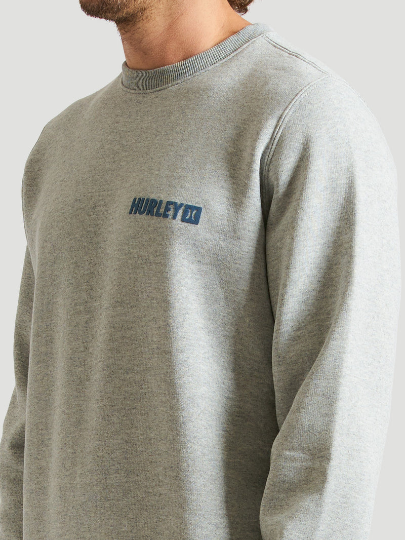Detalhe do moletom careca cinza da Hurley, com logo azul bordado no peito e gola canelada. Modelo casual e confortável, ideal para o dia a dia.