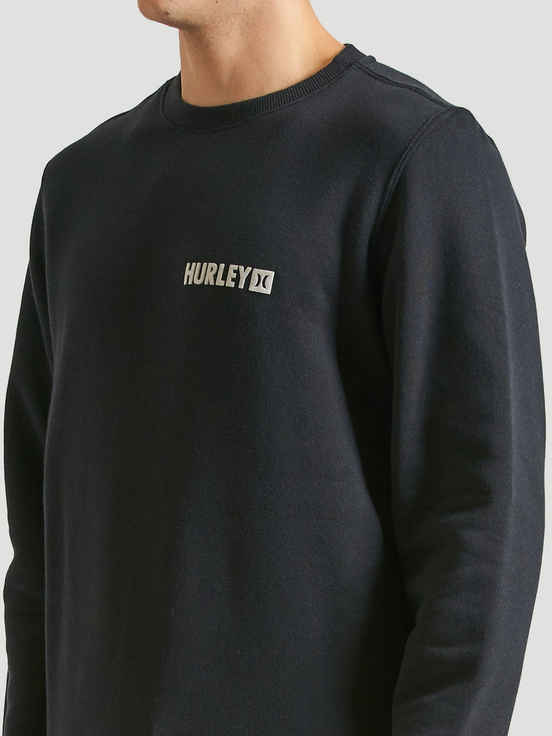 Detalhe do moletom careca preto da Hurley, destacando o logo bordado no peito e a gola canelada, combinando conforto e estilo casual para o dia a dia.