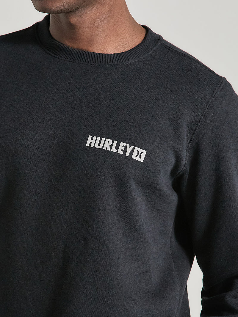 Close no moletom careca preto da Hurley, com logo branco no peito e gola canelada. Peça versátil e confortável, ideal para compor um look casual e estiloso.