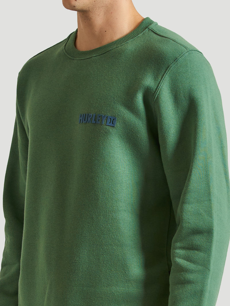 Detalhe do moletom careca verde da Hurley, com logo azul bordado no peito e gola canelada. Modelo casual e confortável, perfeito para o dia a dia.