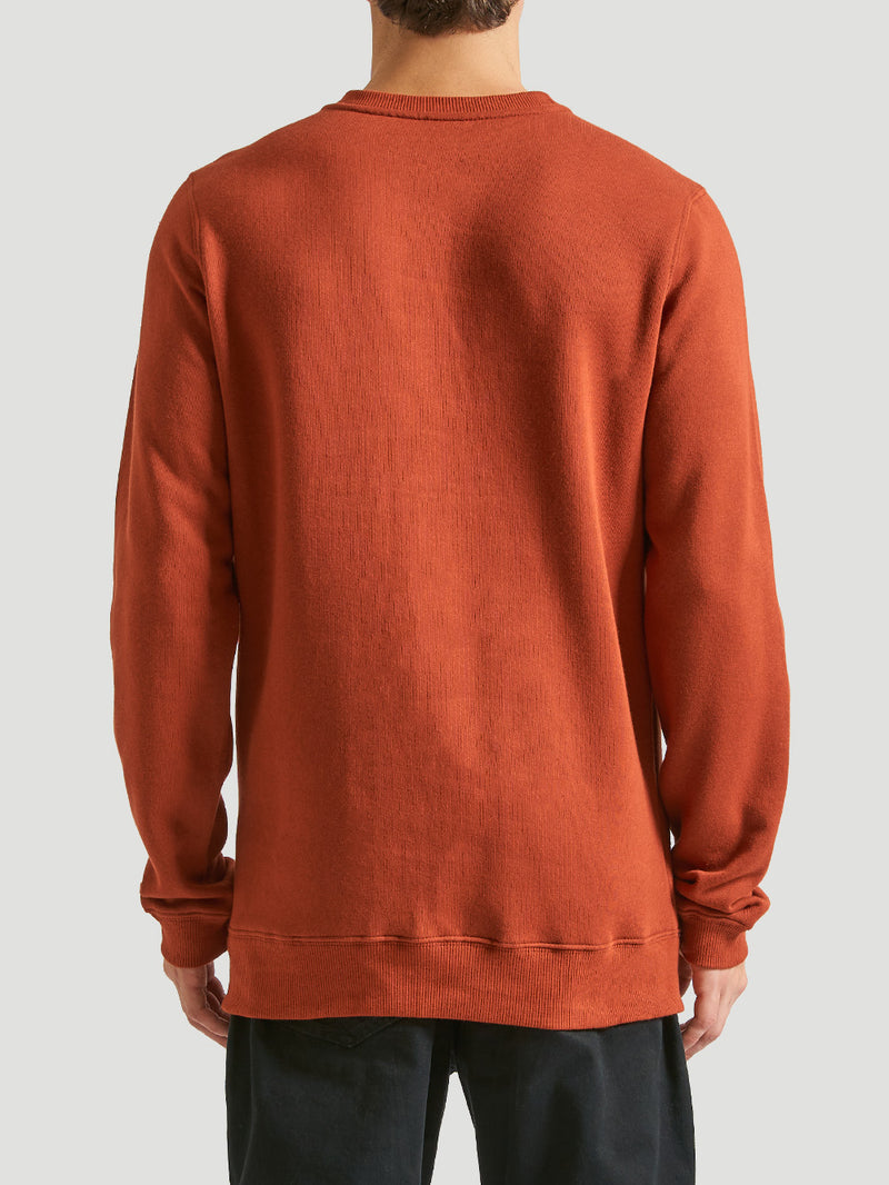 Vista traseira do moletom careca vermelho da Hurley, com modelagem reta e acabamento canelado na barra e punhos. Conforto e estilo para um look casual moderno.