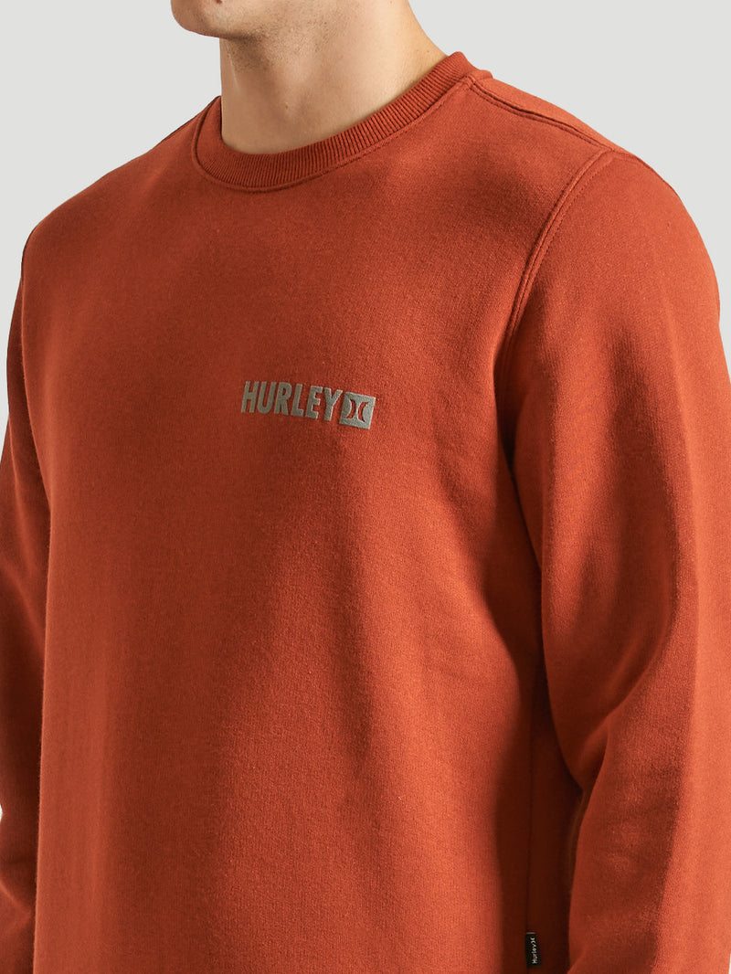 Detalhe do moletom careca vermelho da Hurley, com logo discreto no peito e gola canelada. Modelo confortável e estiloso para um look casual moderno.