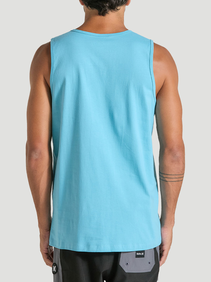 Homem de costas vestindo regata azul casual com corte reto e alças largas. A peça é combinada com bermuda preta e bolso traseiro cinza detalhado.