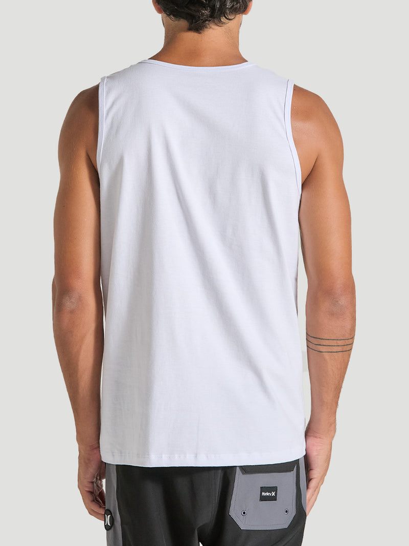 Homem de costas vestindo a regata branca estampada com corte reto e alças largas. A peça é combinada com bermuda preta com bolso traseiro cinza da marca Hurley.
