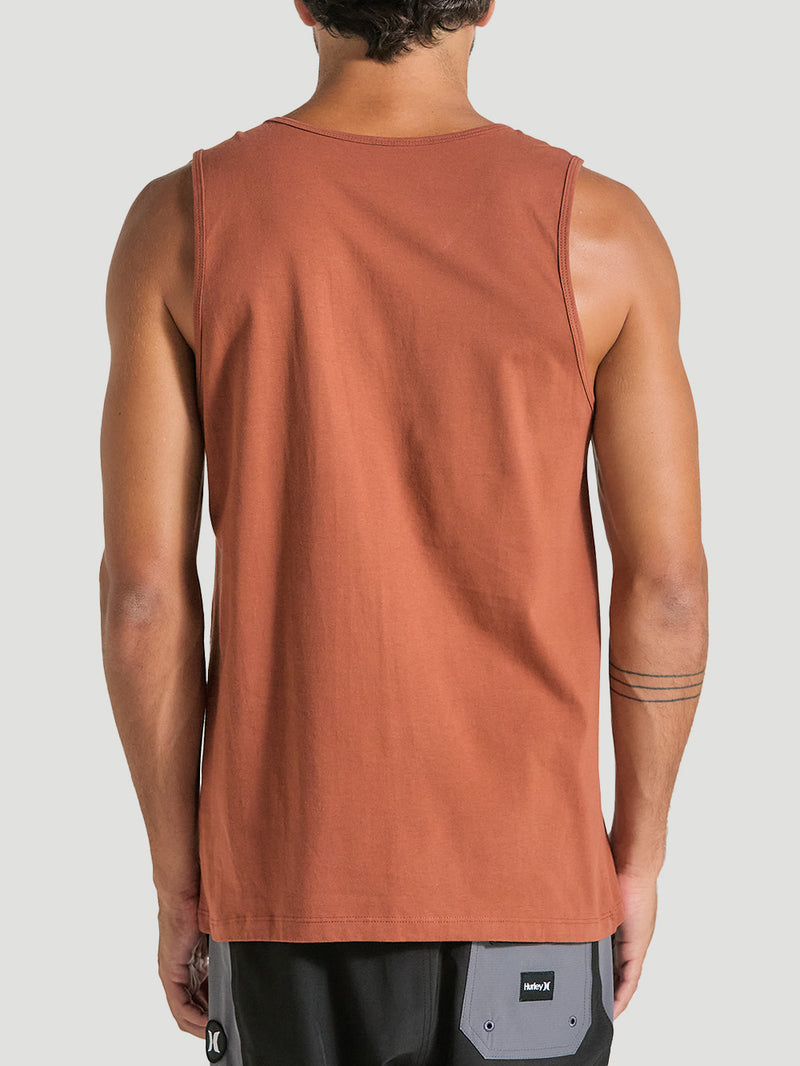 Homem de costas usando uma regata marrom esportiva com corte reto e alças largas. A peça é combinada com bermuda preta com bolso cinza contrastante.