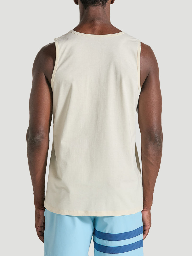 Essa regata Off White de algodão se destaca por sua simplicidade e conforto. O design apresenta um corte reto e básico, ideal para o dia a dia ou ocasiões casuais.