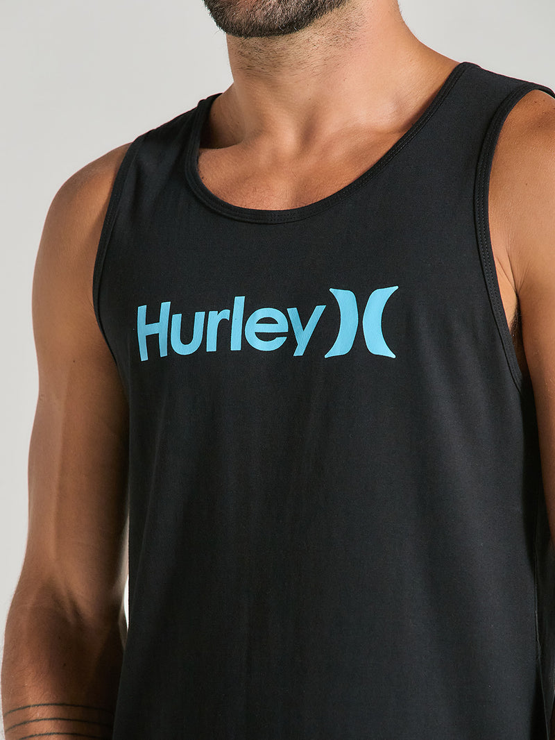 Regata preta básica com estampa frontal "Hurley" em azul claro, destacando um estilo casual e moderno.