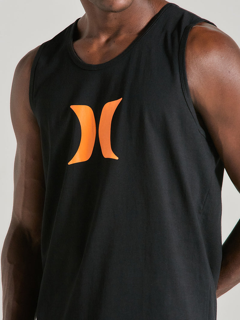 Regata preta de algodão com logo estilizado "Hurley" em laranja no centro, destacando um visual casual.