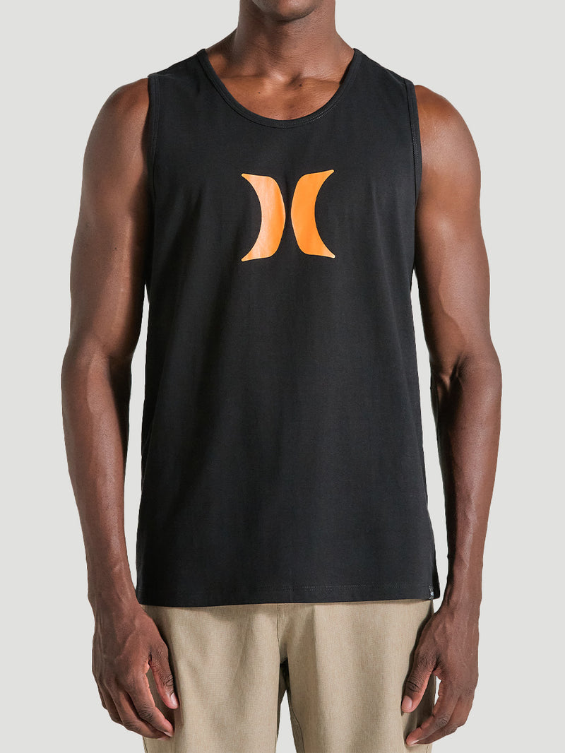 Regata preta de algodão com logo "Hurley" em laranja no centro, combinada com bermuda bege, em estilo casual e esportivo.