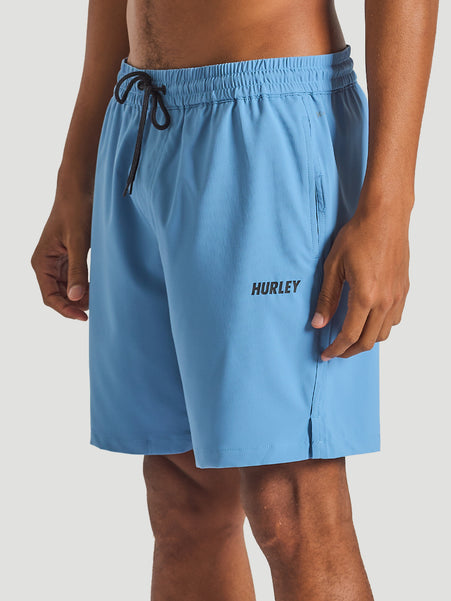 Short azul claro Hurley em tecido leve, cós elástico com cordão preto para ajuste, bolsos laterais e logo discreto da marca na perna esquerda.