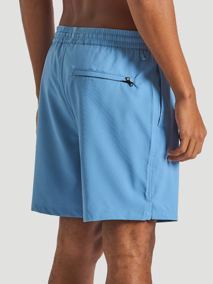 Short azul claro com cós elástico, zíper discreto no bolso traseiro e tecido leve. Ideal para atividades casuais ou esportivas.