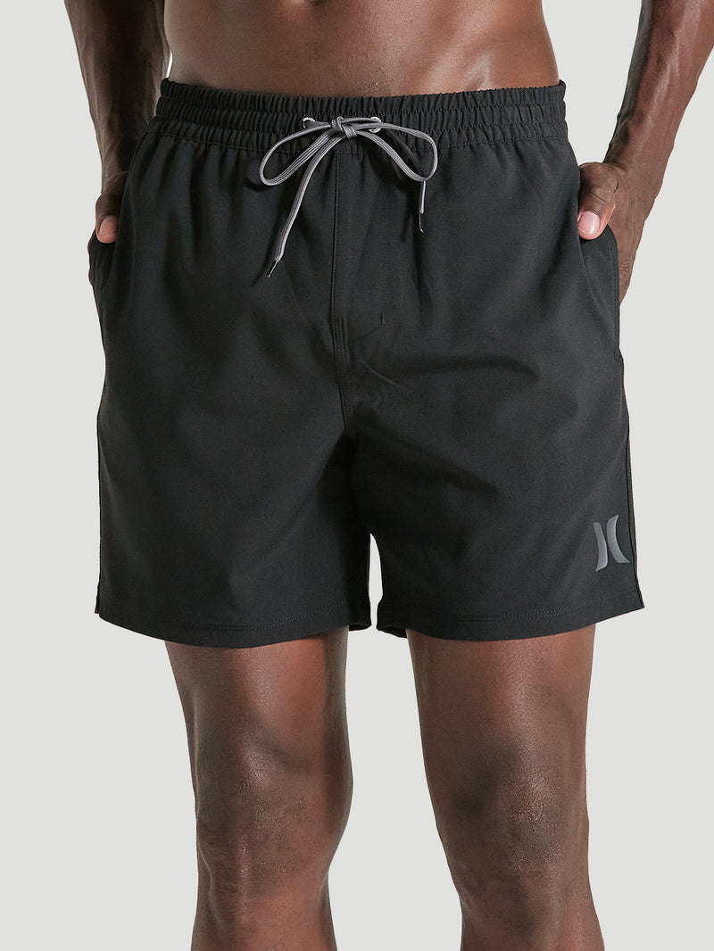 Shorts phantom 17 polegadas preto Hurley, com cordão cinza ajustável na cintura, bolsos laterais e logo discreto na perna esquerda. Estilo moderno e confortável.