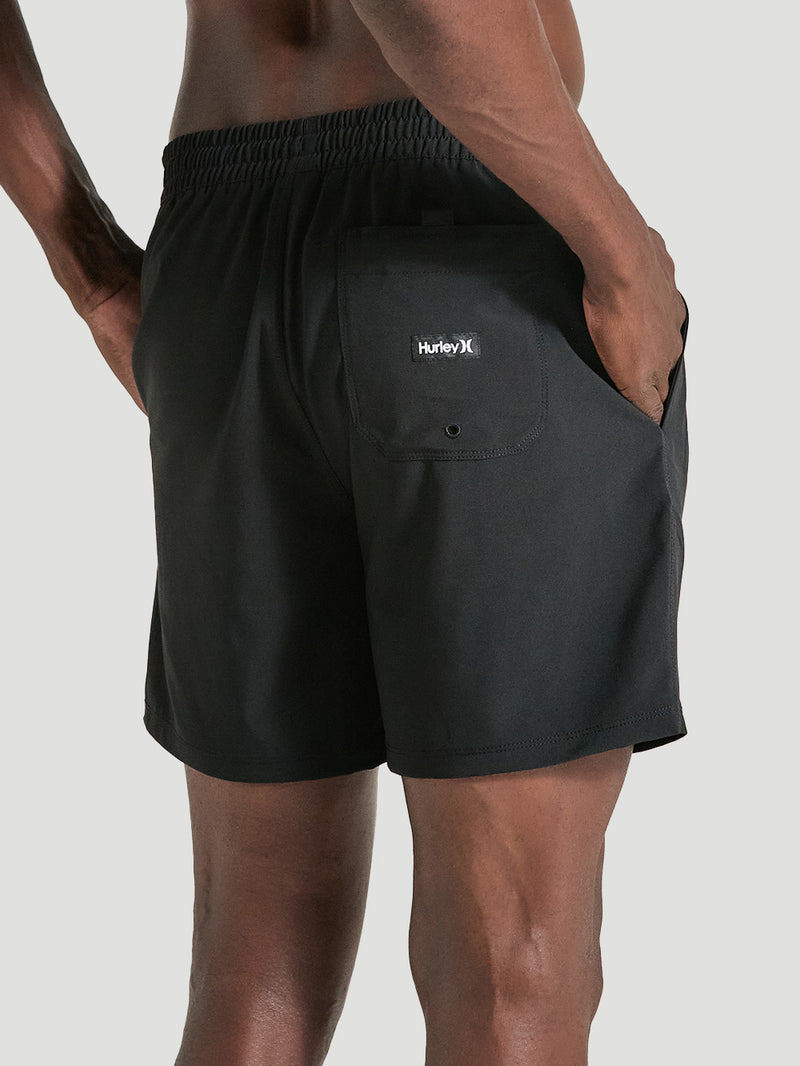 Homem usando shorts phantom 17 polegadas preto Hurley, com bolso traseiro e logo discreto. Design com elástico na cintura e ajuste confortável.