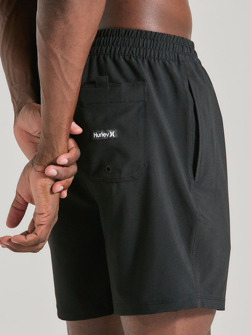 Close lateral de shorts phantom 17 polegadas preto Hurley, com cós elástico, bolso traseiro com logotipo e detalhe funcional.