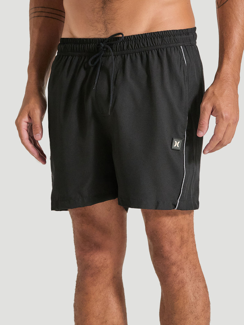 Shorts tactel 17 polegadas com cós elástico ajustável por cordão, detalhe de listra fina lateral e logo discreto na perna esquerda.