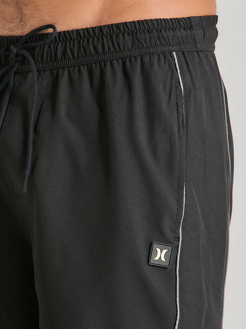 Shorts tactel 17 polegadas com logo discreto na perna esquerda, cós elástico com cordão ajustável e detalhe de listra reflexiva nas laterais