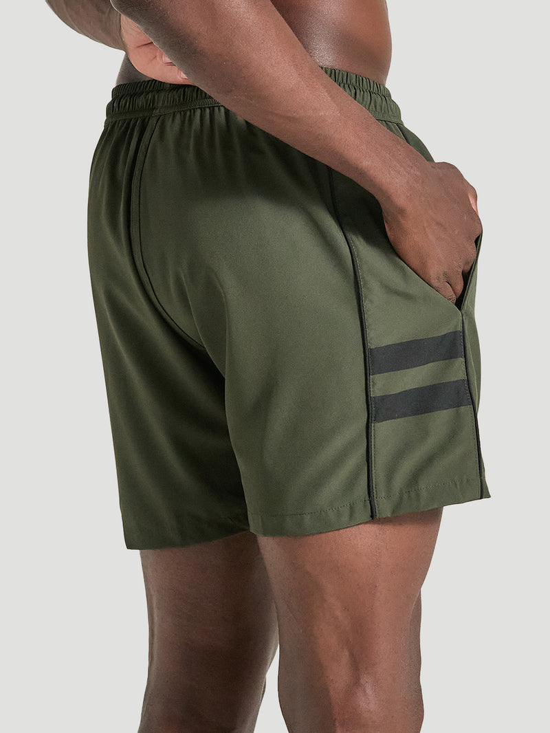 Shorts tactel verde militar 17 polegadas de comprimento, com cós elástico ajustável, detalhe de duas faixas pretas na lateral e bolso discreto.