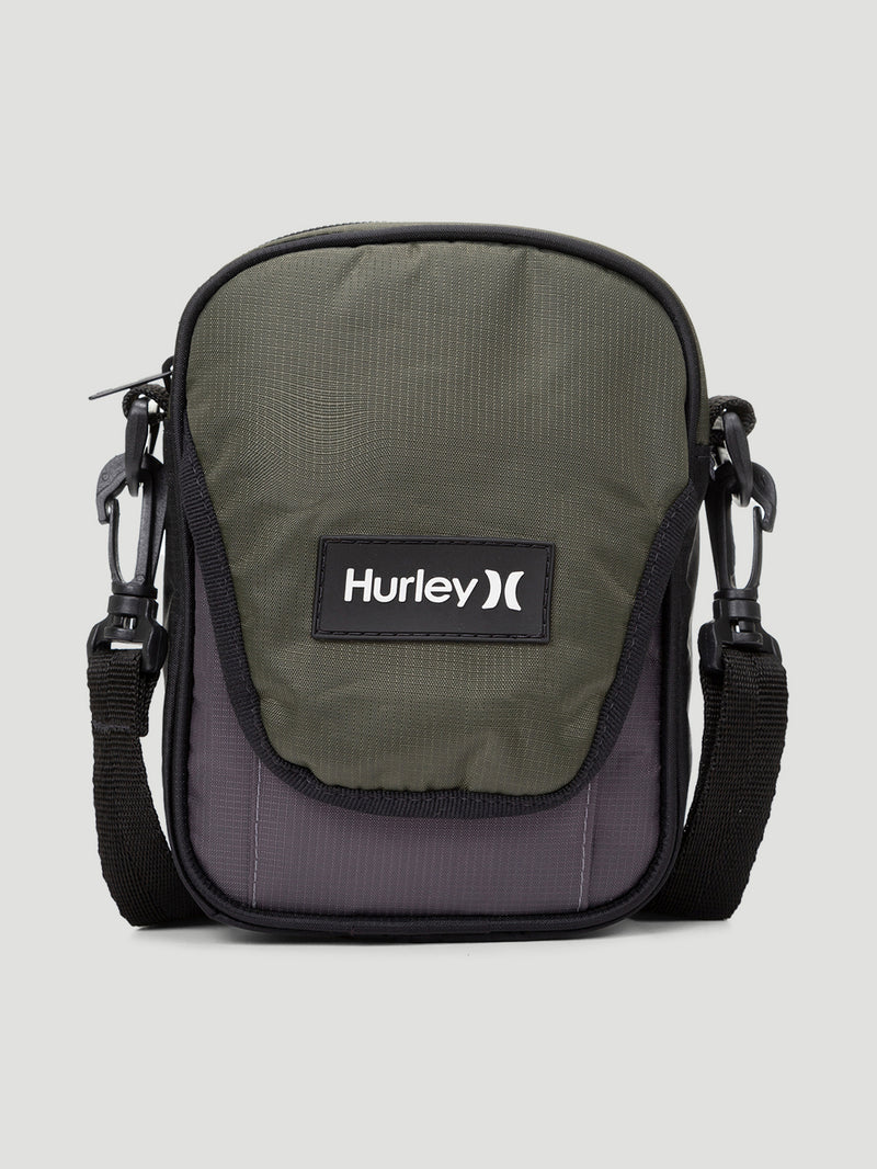 Shoulder bag cinza chumbo Hurley com logo frontal, alça ajustável preta e design compacto, ideal para o dia a dia.