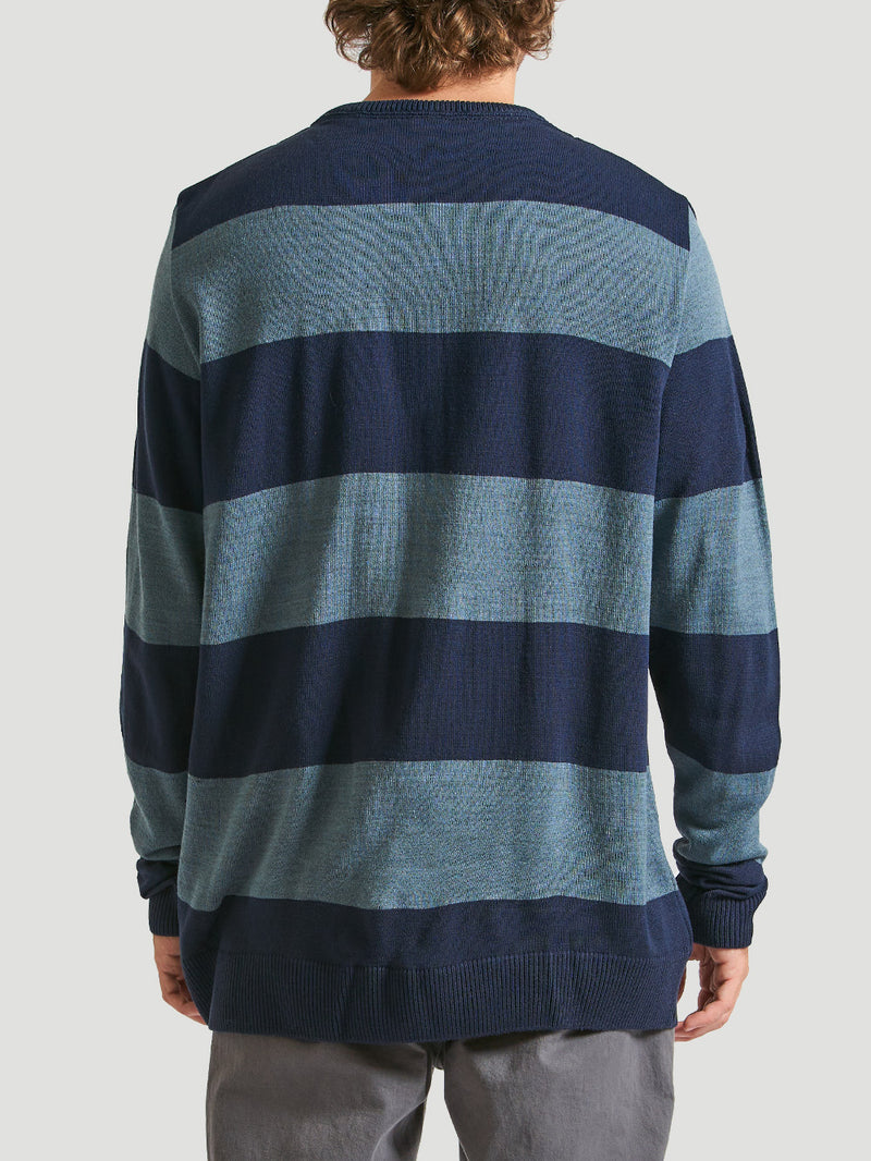 Tricot listrado azul marinho e azul claro, com modelagem reta, mangas longas e acabamento canelado na barra e punhos.