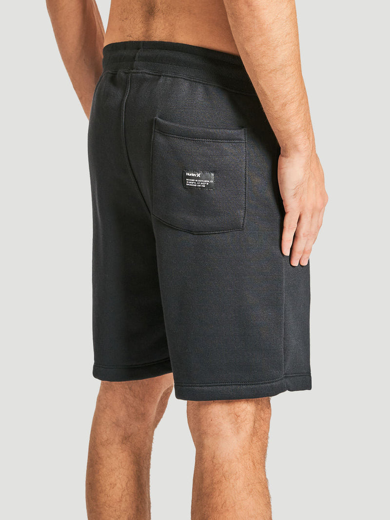 Bermuda moletom preta com bolso traseiro aplicado, detalhe de etiqueta discreta no bolso, cós elástico e caimento reto.