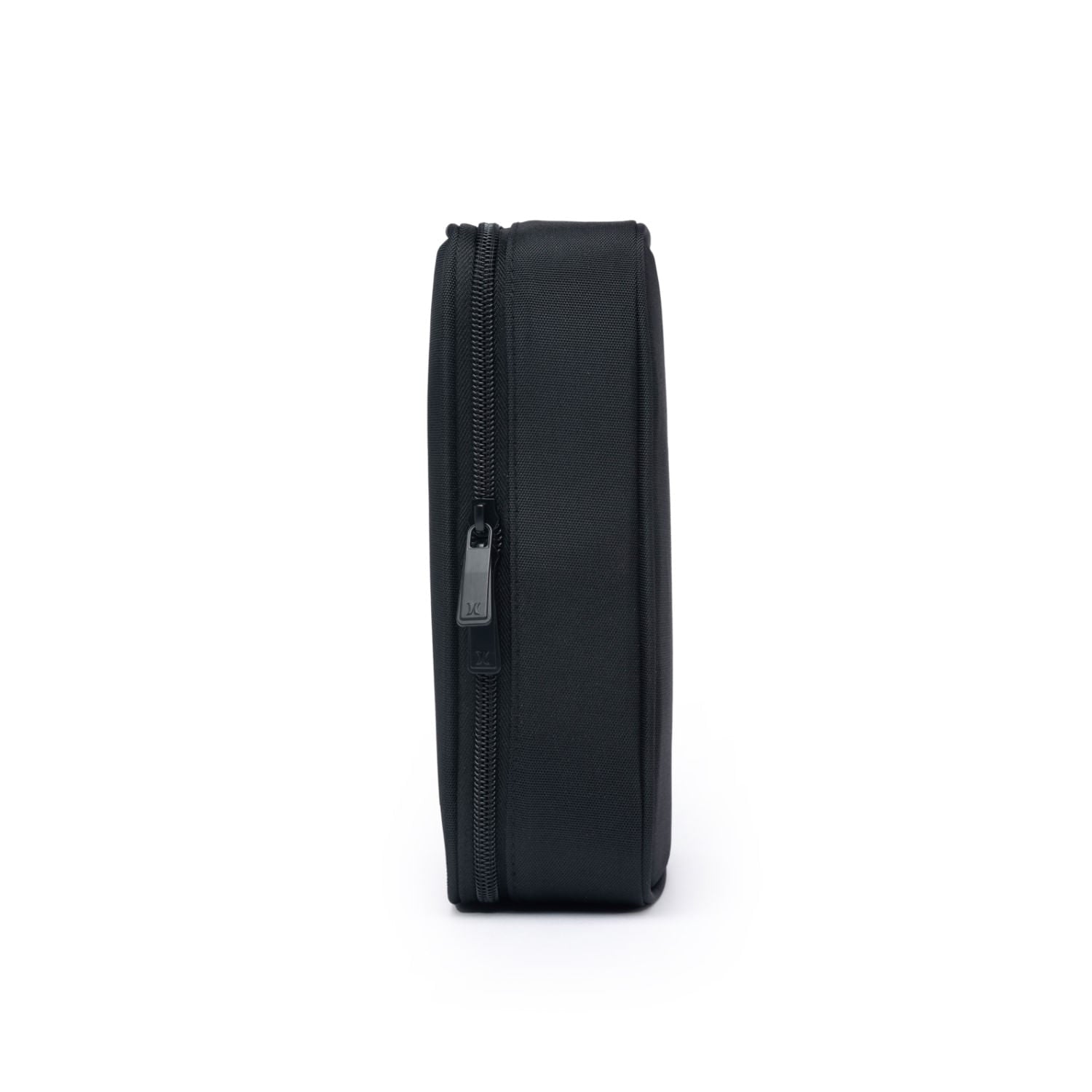 Estojo preto escolar com design simples e elegante, fechamento por zíper lateral robusto e material resistente.