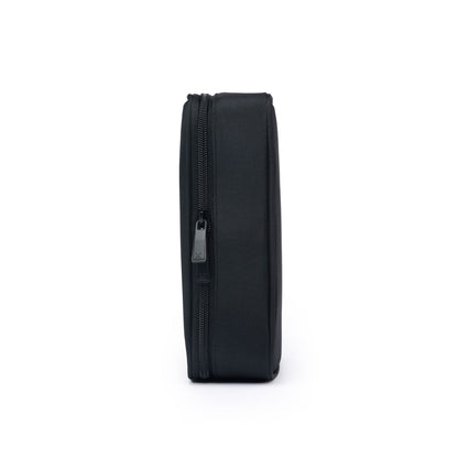Estojo preto escolar com design simples e elegante, fechamento por zíper lateral robusto e material resistente.
