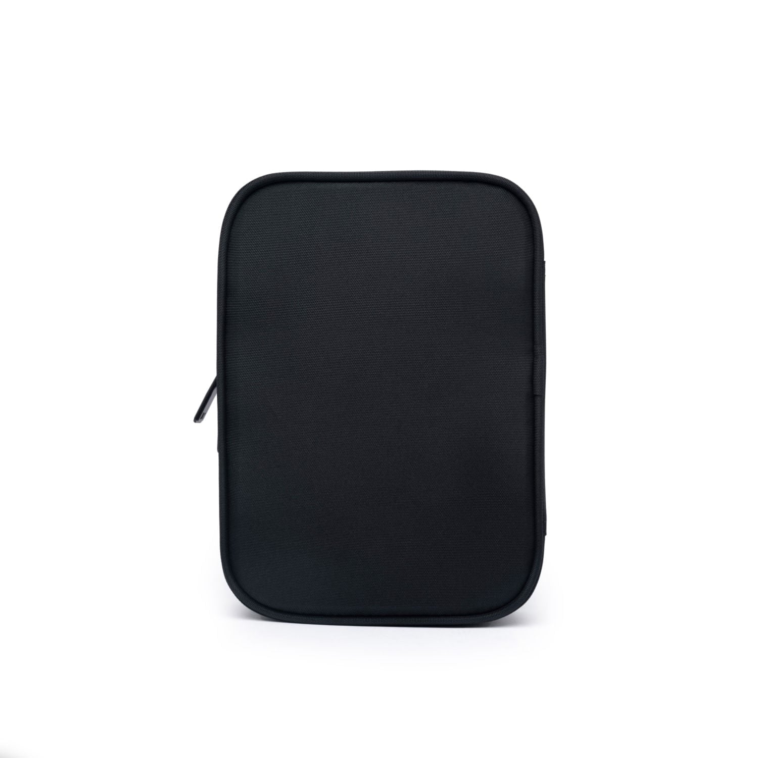Estojo preto escolar com design minimalista, formato retangular, tecido resistente e fechamento por zíper lateral discreto.