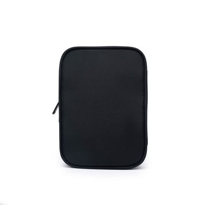 Estojo preto escolar com design minimalista, formato retangular, tecido resistente e fechamento por zíper lateral discreto.