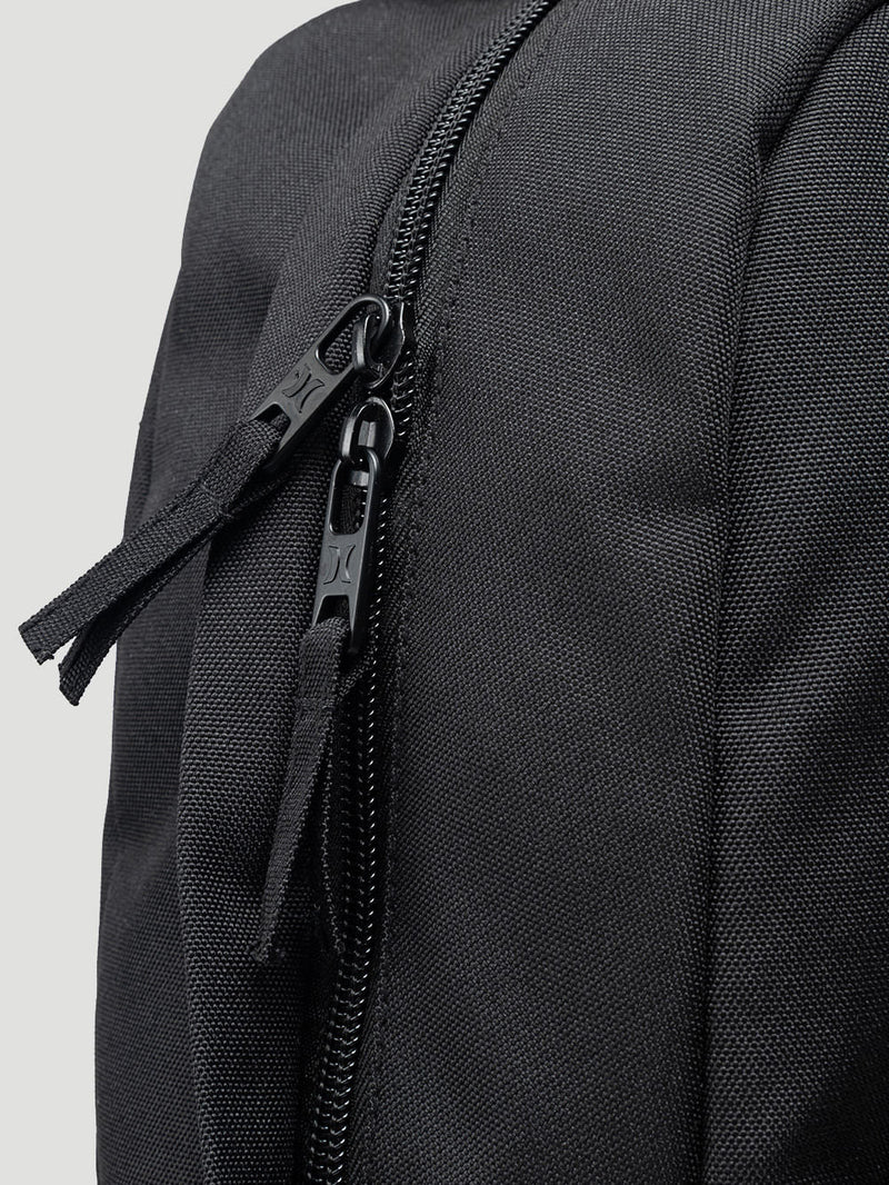 Detalhe de zíper duplo em mochila para notebook preta, com costuras reforçadas e material resistente, ideal para o dia a dia ou trabalho.